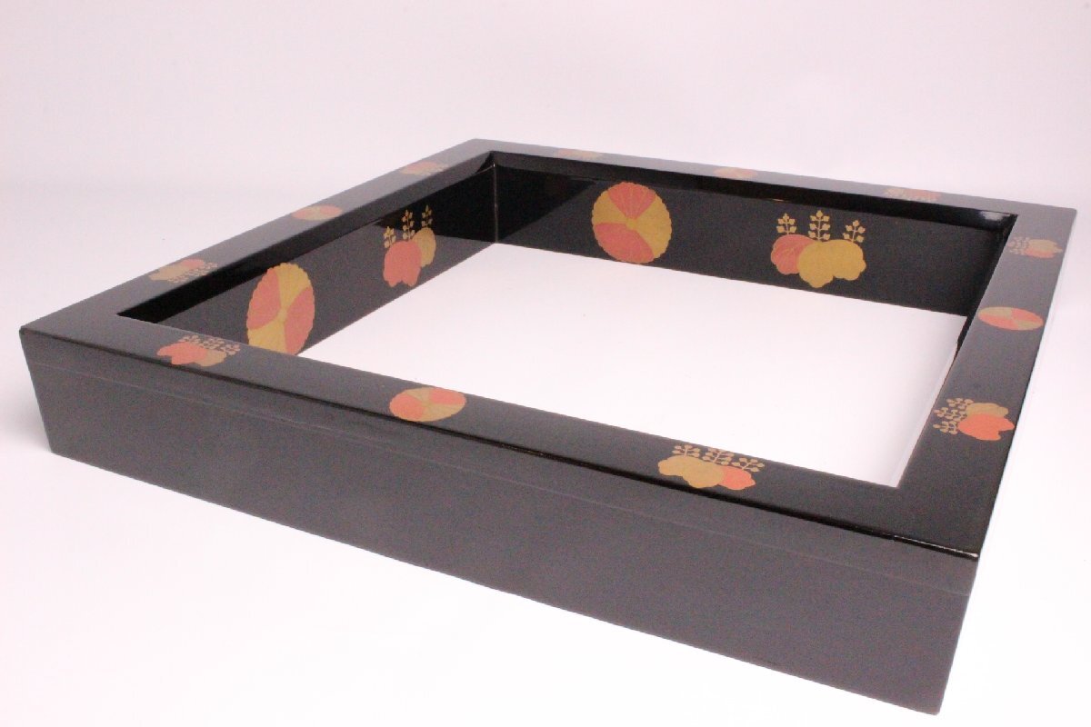 美品 山中塗 久世宗春作 黒真塗高台寺蒔絵 炉縁 菊桐紋色絵金蒔絵 共箱 美品 山中塗 久世宗春作 黒真塗高台寺蒔絵 炉縁 菊