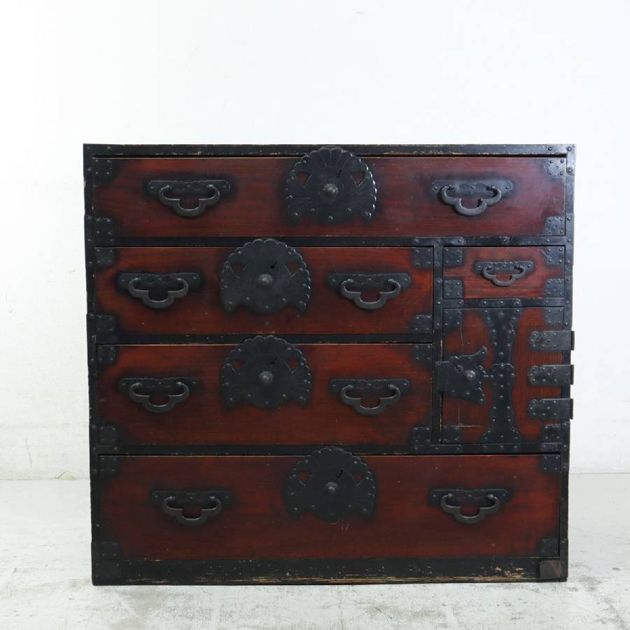 Akamaru 　綺麗な打ち出し金具庄内箪笥　2段　タンス　収納　古家具 綺麗な打ち出し金具庄内箪笥 2段 タンス 収納 古家具 古民家