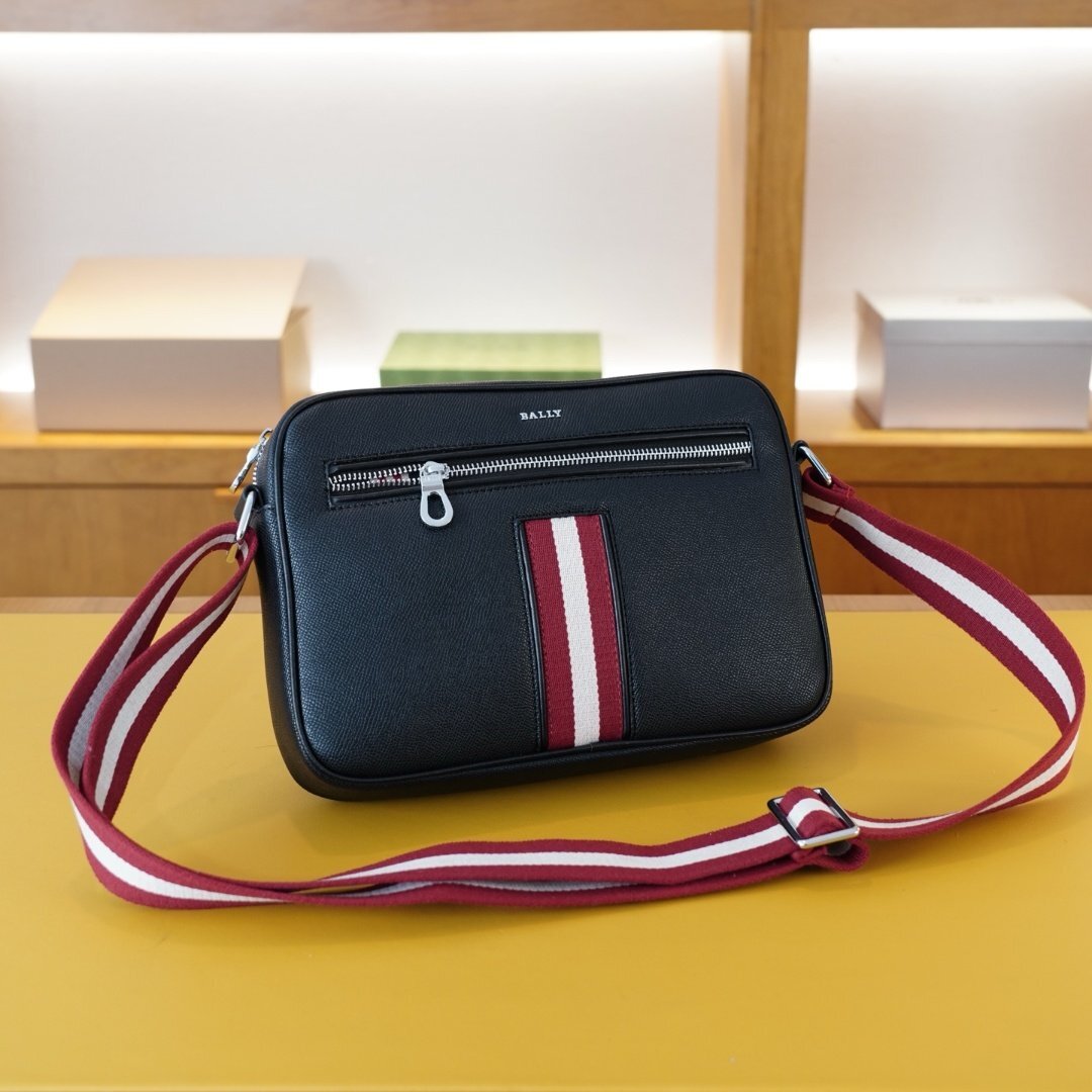 近年モデル・美品✨ BALLY バリー ショルダーバッグ メッセンジャーバッグ BALLY バリー ブラックレザー ショルダーバッグ メッセンジャー
