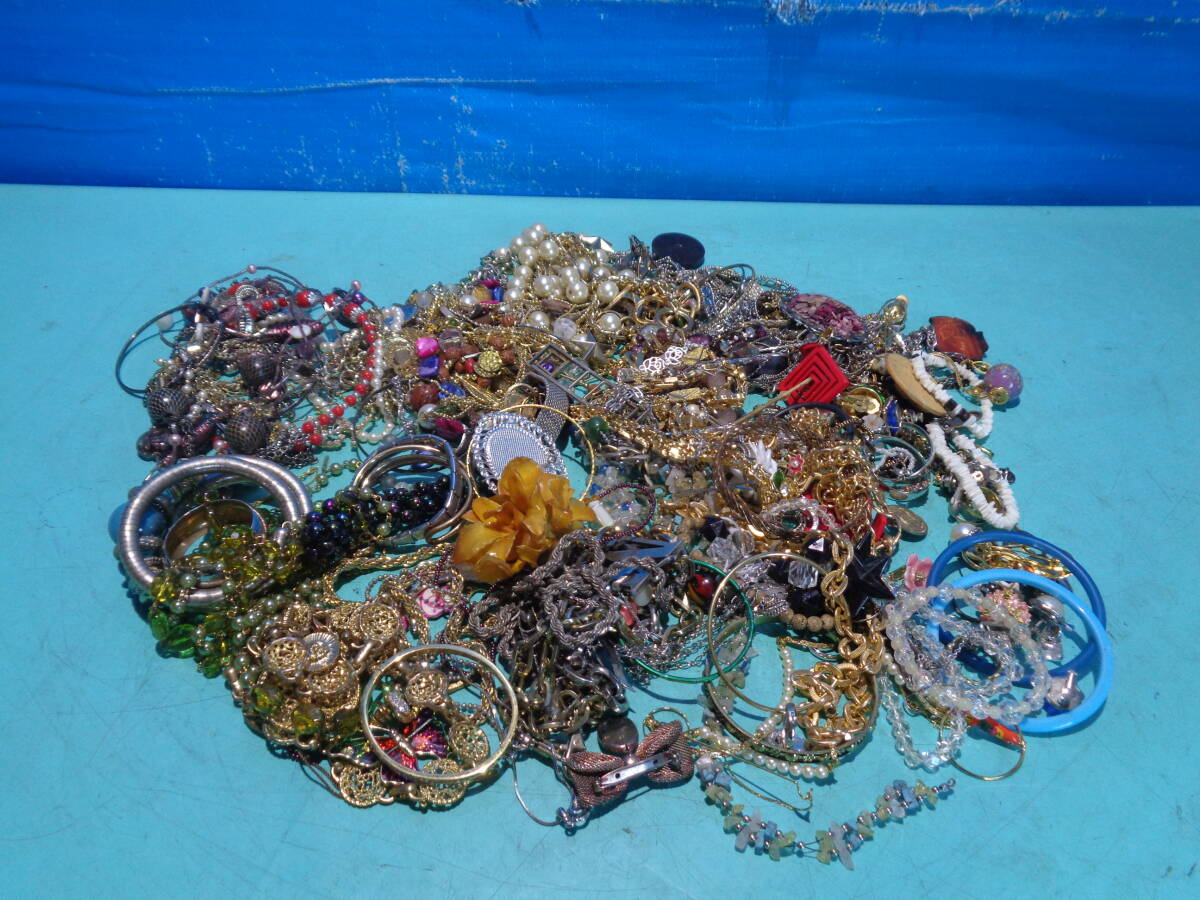 大量 10KG　アクセサリー　まとめ売り①　ネックレス等 Yahoo!オークション - 約10kg アクセサリー まとめ 大量