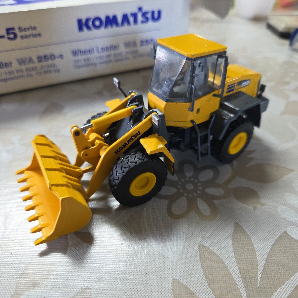 KOMATSU WA250 ホイールローダー　模型 KOMATSU WA250 ホイールローダー 模型