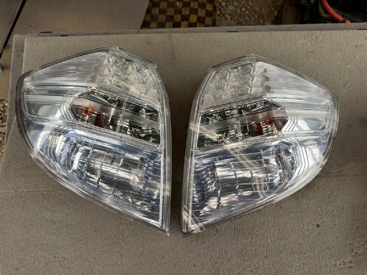 ホンダフィット DAA-GP1 テール ランプ ライト 左右セット ホンダフィット DAA-GP1 テール ランプ ライト 左右セット