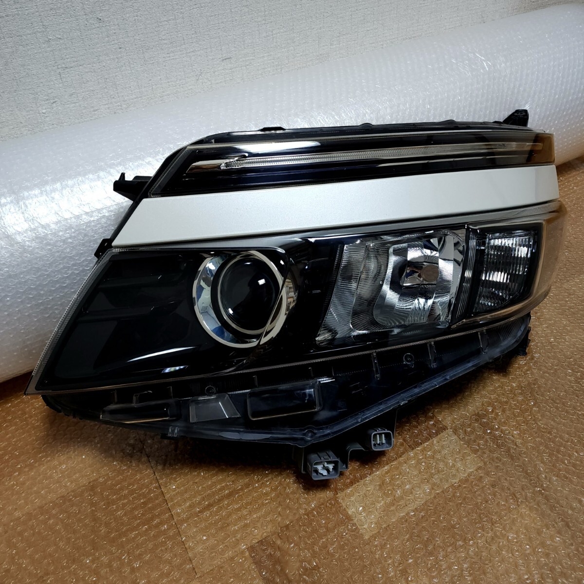 VOXY ヘッドライト 左 LED ZRR8# ZWR80 即決 K ヴォクシー 80 後期 / LED トヨタ 純正 左 ヘッドライト