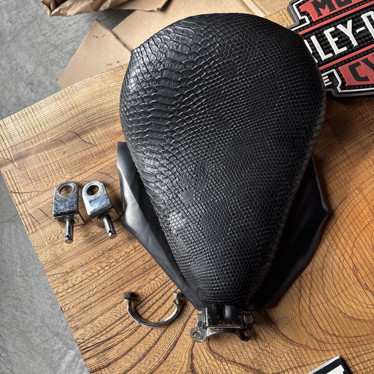 ハーレーショベルサドルシート社外品 ソロ シート バイク 汎用 シングル サドル スプリング ハーレー