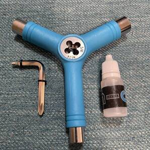 スケートボード Y字ツール+ベアリングオイル 工具 組立 修理 トラックのアクセル修復 青色