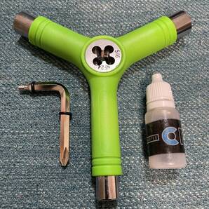 スケートボード Y字ツール+ベアリングオイル 工具 組立 修理 トラックのアクセル修復 緑色