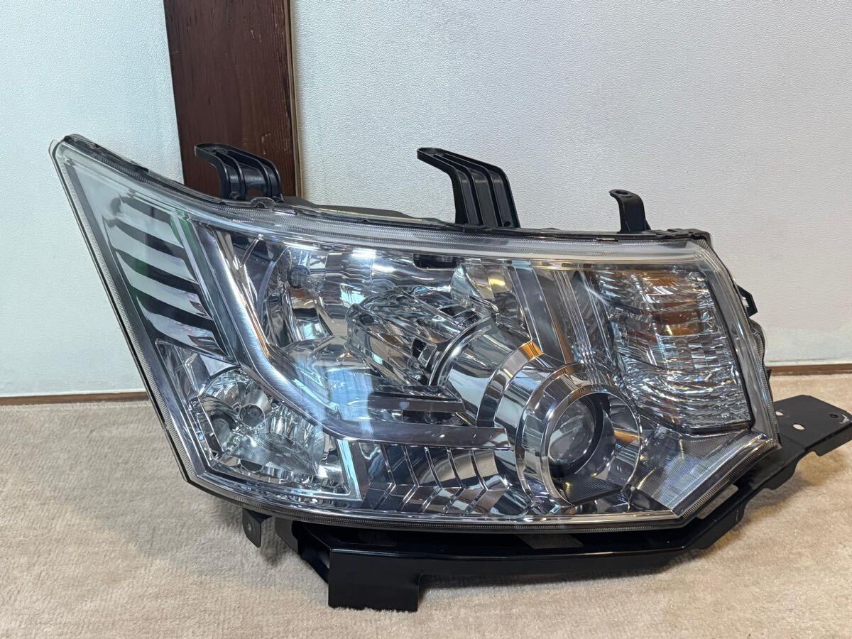 三菱　ミツビシ　デリカD5 純正ヘッドライト左右セットバラスト付き　中古品 三菱純正新品】MITSUBISHI 未使用品 ☆超希少品☆ デリカD5