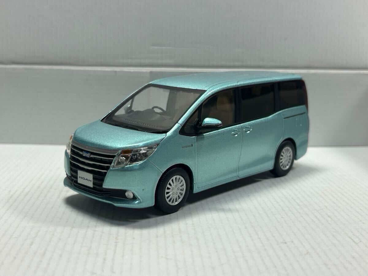 トヨタ ノア ハイブリッド 80前期型 カラーサンプルミニカー 非売品 070 トヨタ ノア ハイブリッド 80前期型 カラーサンプルミニカー