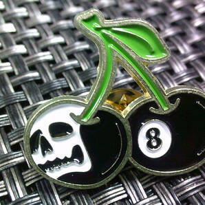 《黒桜桃US髑髏8》■新品■チェリー さくらんぼ 髑髏 ビリヤード エイトボール ピンバッジ バッチ■アメリカ◆ ◇・コスプレ■激渋