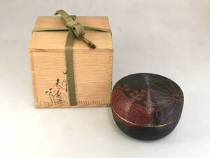 Чайный подстаканник с хризантемой и глицинией в золотом лаке, с двумя чайными сервизами и двумя чайными принадлежностями.