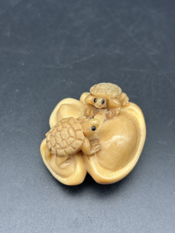 送料無料 時代物　緑檀根付　亀に老人『吉川』在銘 送料無料 時代物 緑檀根付 『吉川』銘 猿 ② - メルカリ