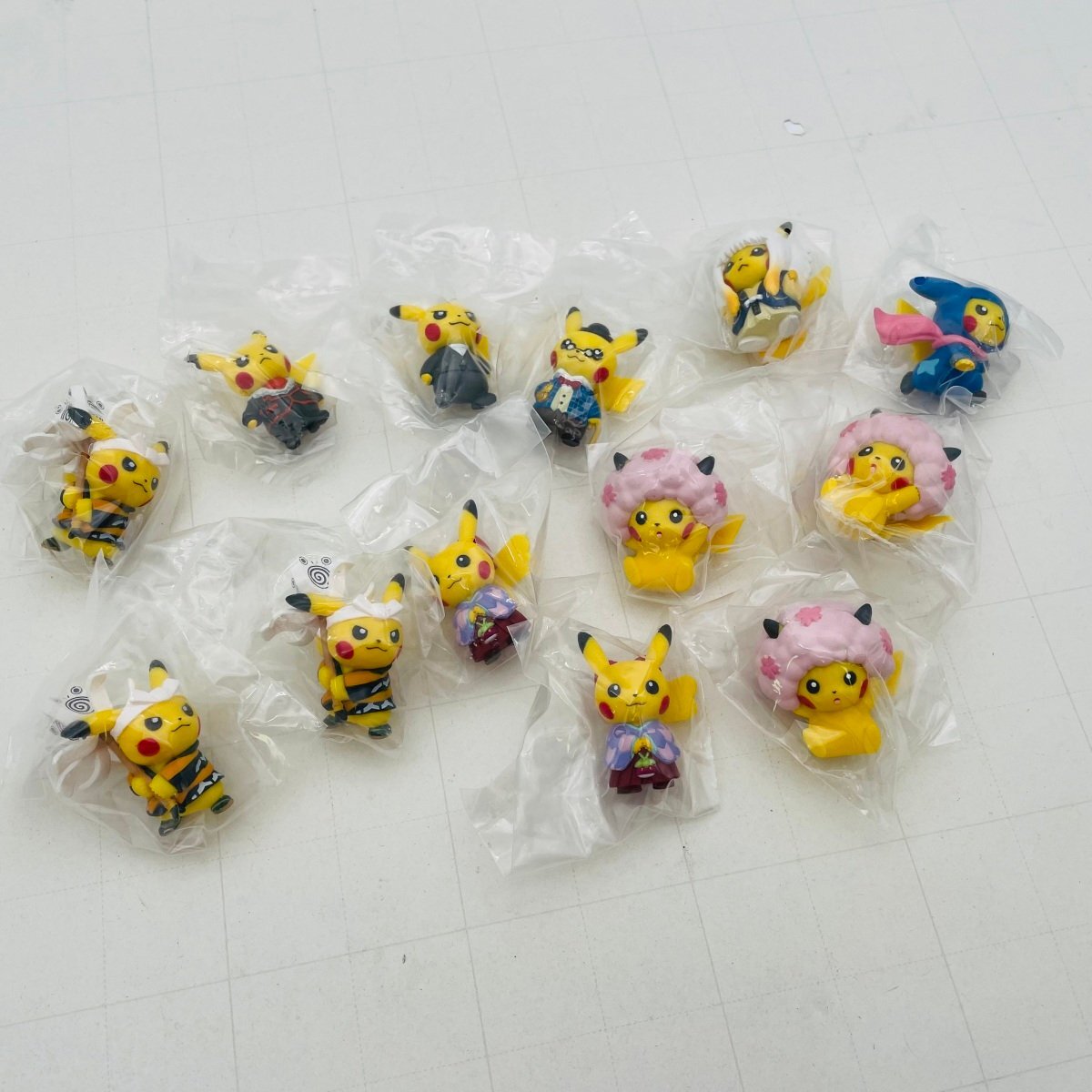 新品　美品　大量　ポケモン　ポケモンセンター　フィギュア　キーホルダー　追加あり Amazon.co.jp: ポケモンセンターオリジナル キーホルダーPOKÉMON