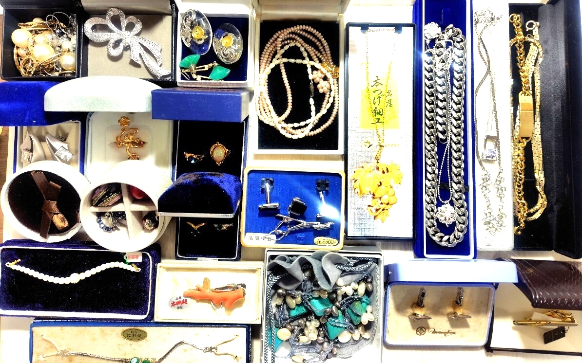 アクセサリー　ネックレス イヤリング　リング　 ブローチ タイピン カフス パー