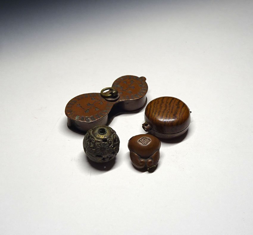 オールドチベット ヤクの骨 十眼銀象嵌 三通根付 お守り緒締玉提げ物 装飾品 オールドチベット ヤクの骨 十眼銀象嵌 三通根付 お守り緒締玉