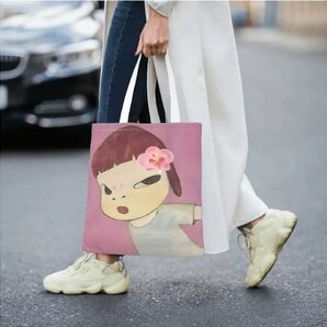 奈良美智【新品】トートバッグ・キャンバス地のポリエステル ピンク 反抗する少女は花をつけているのに可憐さはなく、大人びた冷めた視線