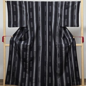 F◆着物くつろぎ 美品 西陣 三代目市三郎 楓紬 証紙付き 縦縞 ストライプ 黒 グレー 袷 正絹 紬 着物 送料無料 仕立て上がり リサイクル