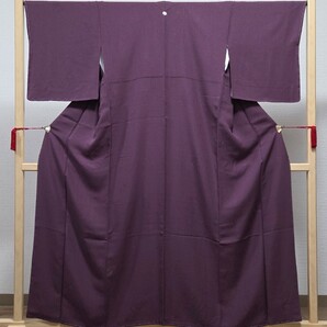 A◆着物くつろぎ 美品 シンプルデザイン 葉っぱの地模様 紫色 袷 正絹 色無地 着物 送料無料 仕立て上がり リサイクル