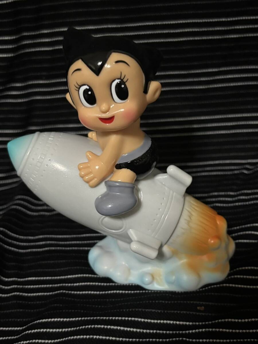 【新品未開封】ゴースティー 鉄腕アトム コラボ ホワイト 蓄光 ソフビ ポーターカラーの「鉄腕アトム」ソフビ人形が登場、シークレット