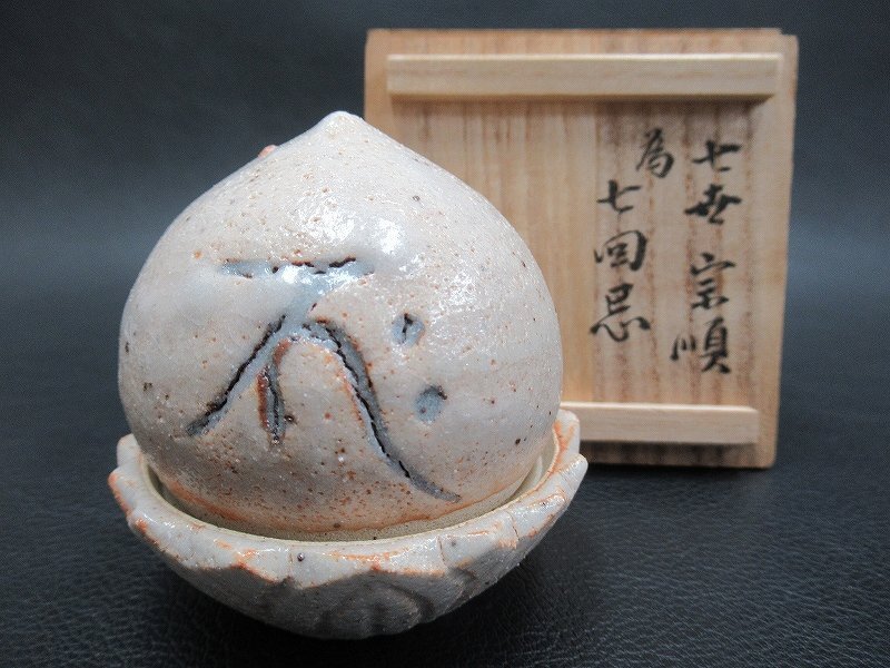 e1091 赤楽 木魚香合 在銘 共箱 香合 茶道具 e1091 赤楽 木魚香合 在銘 共箱 香合 茶道具