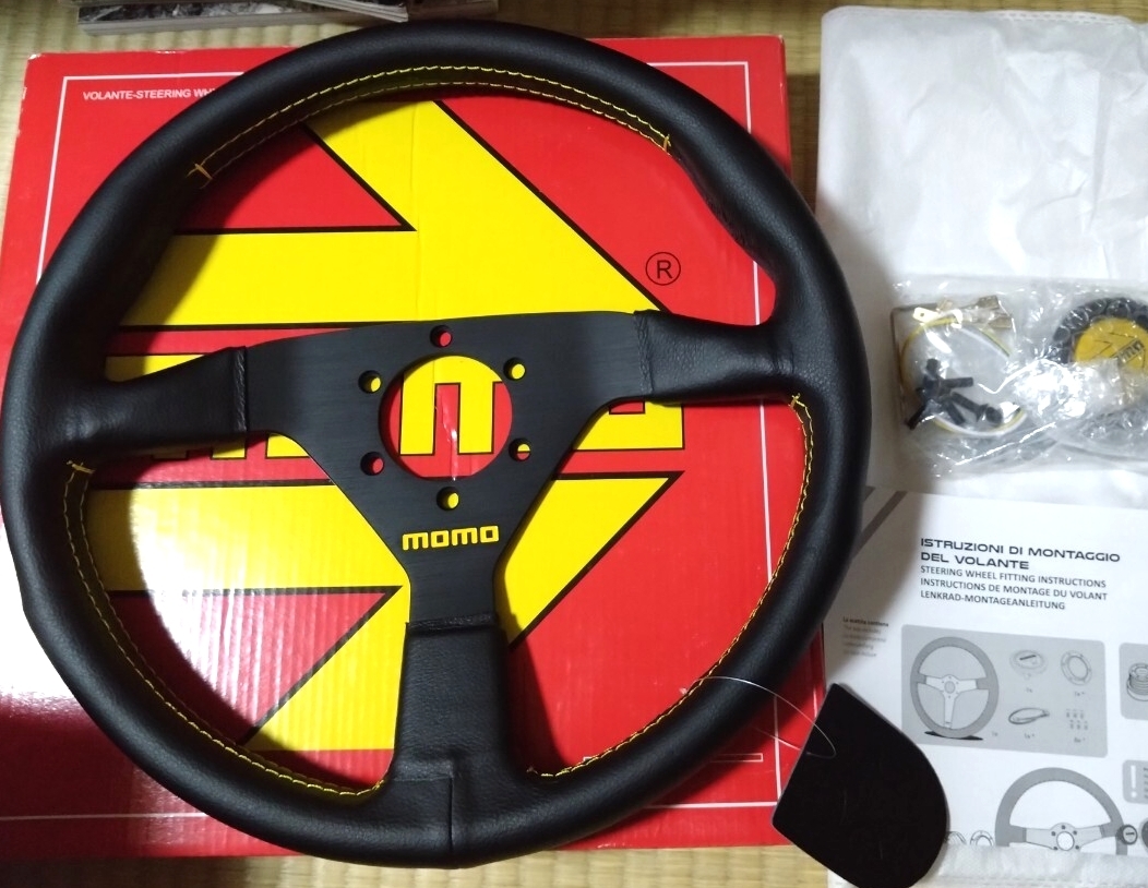 【新品未使用】MOMO ステアリング 35π モモ形状 MOMOステアリング レッドステッチ レザー 35Φ GRIP