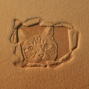 革の中にいる猫 NO.52 レザークラフト 刻印 メタルスタンプ ヌメ革に リアルスタンプ 特殊刻印 ハンドメイド 革小物 革細工