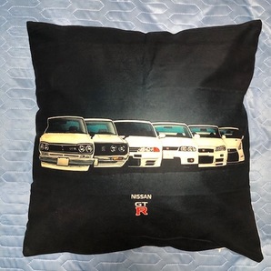 歴代 スカイラインGT-Rロゴ 特大サイズクッション 日本全国送料サービス ケンメリ ハコスカ GC10 GC110 R32 R33 R34 R35