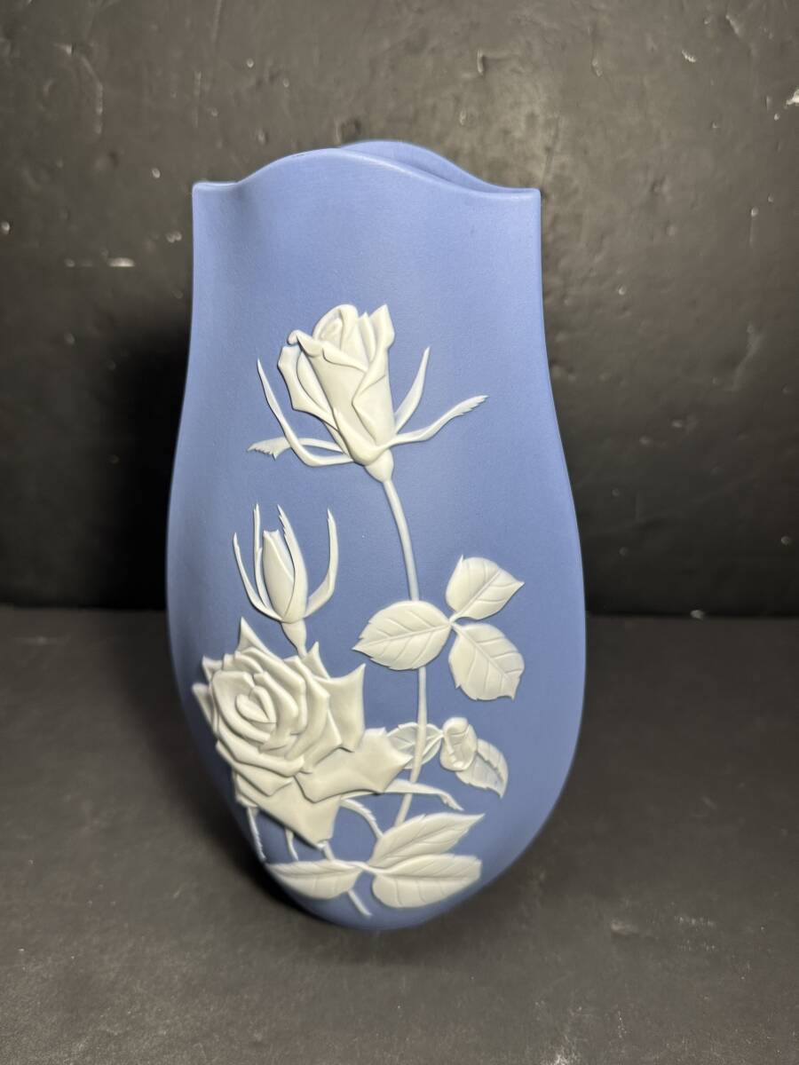 【中古品】花瓶 花器 花生 花入れ 薄青地に草花柄 高さ43 陶器製品 ブルー 楽天市場】【アウトレット】青磁 ツル首 一輪挿し H18.2cm