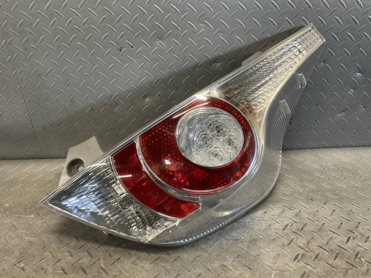 トヨタ　アクア　NHP10　前期　純正　右　テールランプ 52-252 極美品 トヨタ 純正 アクア NHP10 前期 LED テールランプ 左右