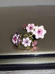 Michal Negrin Кольцо Rasen в цветочном розовом цвете