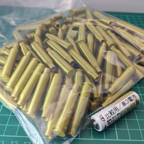 5.56x45mm NATO 弾の 空薬莢 風 プラ製 イミテーション 100個セット【送料無料】(検) 5.56 NATO 撮影小物に ※サイズ要確認※ 1
