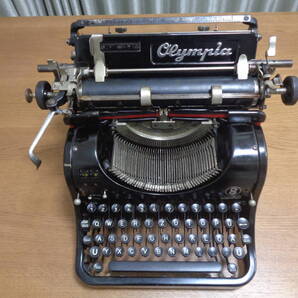 実働品 Olympia 8 オリンピアタイプライター QWERTYZ配列のドイツ仕様 1937年製