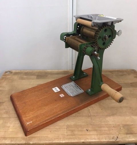 小野式製麺機1号型 片刃 緑色 金属製 木製台座付き 部品取り レトロ 即日発送 小野式製麺機1号型 片刃 緑色 金属製 木製台座付き 部品
