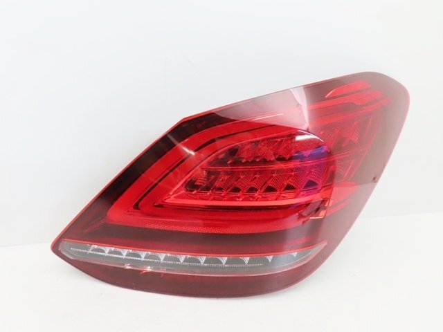 28 メルセデスベンツ W205 Cクラスセダン 右テールランプ 28 メルセデスベンツ W205 Cクラスセダン 右テールランプ 28