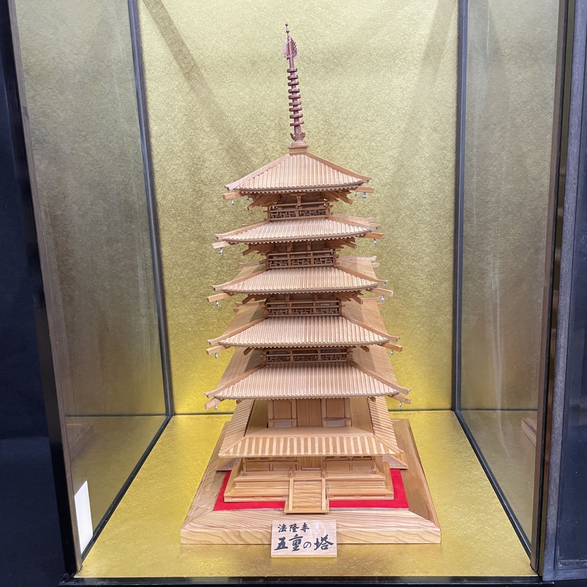 彫刻家 黄賢富 作 五重塔 総檜製 緻密彫り 木製 天然木 置物 オブジェ 大型 彫刻家 黄賢富 作 五重塔 総檜製 緻密彫り 木製 天然木 置物