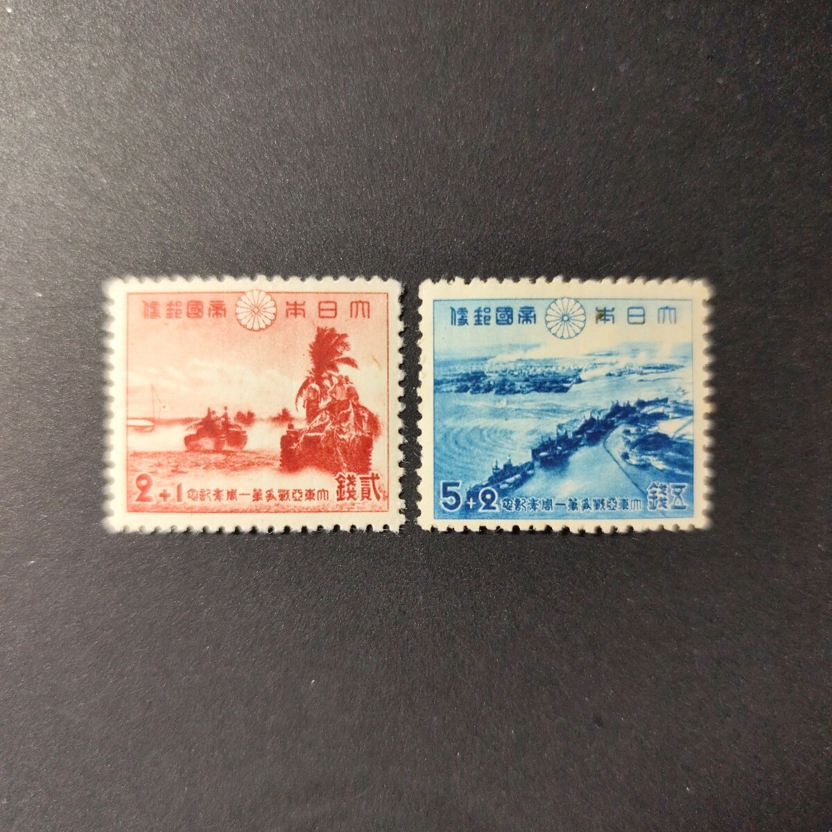 銭単位切手 (逸品)満州国切手 1942年 大東亜戦争1年 3分100面シート □現品画像□ 大東亜戦争1年 全2種 銘版付 並品 | プレミア切手