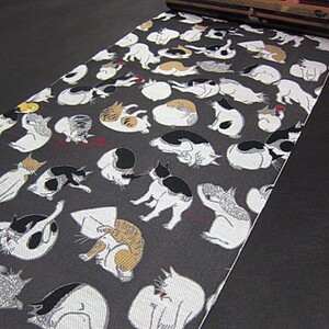 Новый, незаконченный, парчовый чехол-оби Nishijin с шестиполосным узором, мотив картины Хиросигэ Утагавы "Кошка", выполненной в стиле укиёэ.