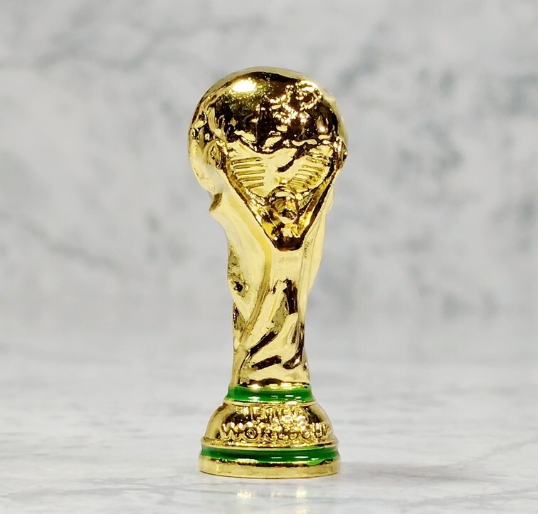 ワールドカップトロフィーのミニチュアコレクション、様々なサイズが揃っています。 ワールドカップトロフィーのミニチュアコレクション、様々な