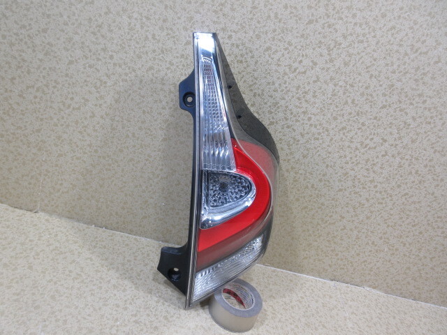 M*ロ様 トヨタアクア NHP10 純正 右 テールランプ バ*ー様 トヨタアクア NHP10 純正 右テールランプ