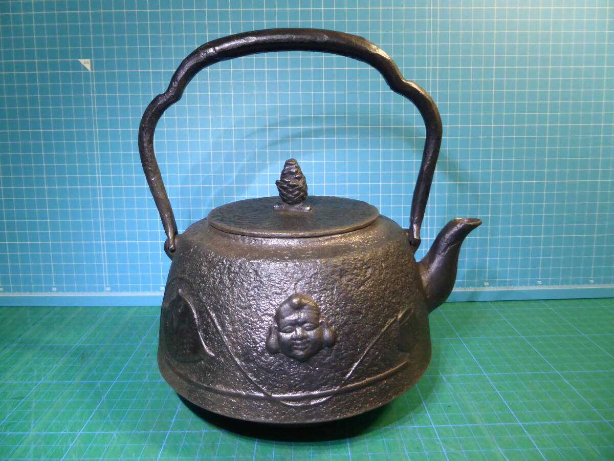 未使用、木箱、付属品付　南部三厳堂名人熊谷専太郎南部渓泉造　１５型手取型アラレ 南部三厳堂名人熊谷専太郎南部渓泉造 15型アラレ 南部鉄瓶