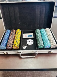 【本場カジノセット ポーカー チップ アタッシュケース付き プレイマット トランプ4つ付き】中古
