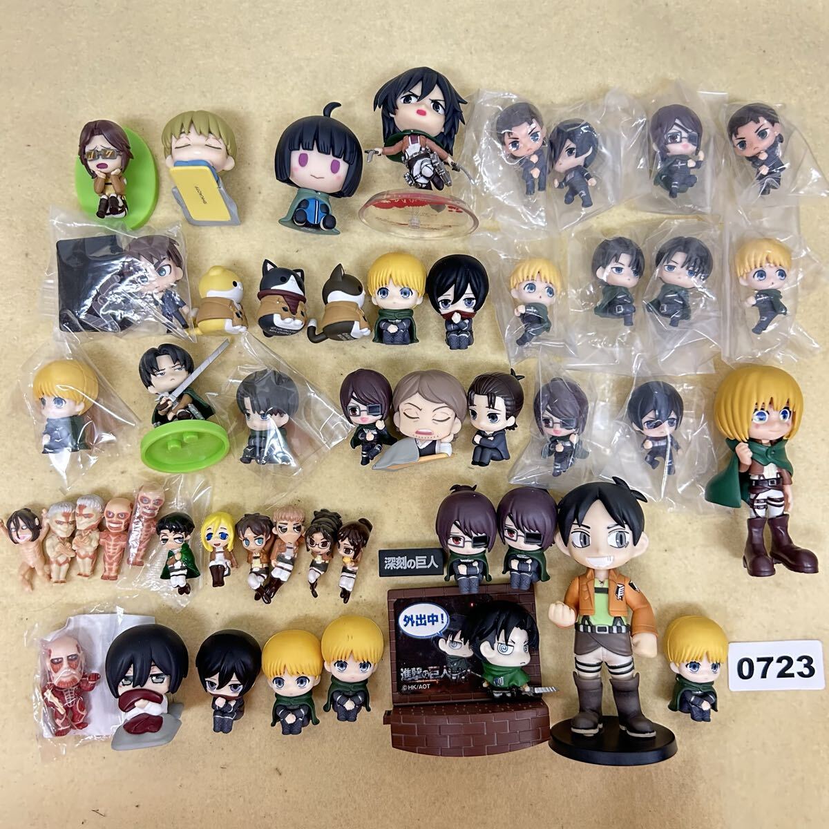 進撃の巨人 グッズ 大量 まとめ売り Amazon.co.jp: [Sizuuenn] 進撃の巨人 五大巨人 キーホルダー