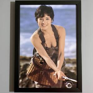 ■由美かおる■「セクシーグラビア」/A4額装品/撮影)池谷朗/海釣り/ノーブラ/美乳/女優/昭和レトロ/貴重写真/印刷物/インテリア G368s