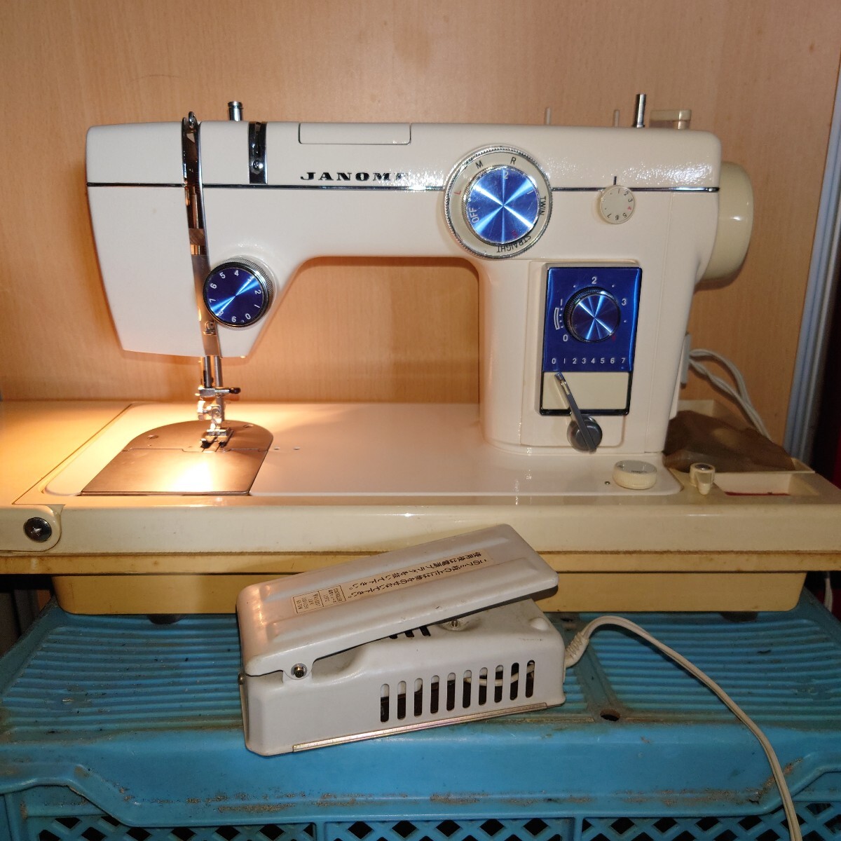A*W様 ジャノメミシン　モデル804　ケース付き他 Yahoo!オークション -「ジャノメミシン804」の落札相場・落札価格