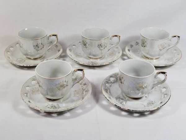 新品未使用洋風のトレー3枚！高級ティーカップ5セット付き綺麗です。 新品未使用洋風のトレー3枚！高級ティーカップ5セット付き綺麗です。