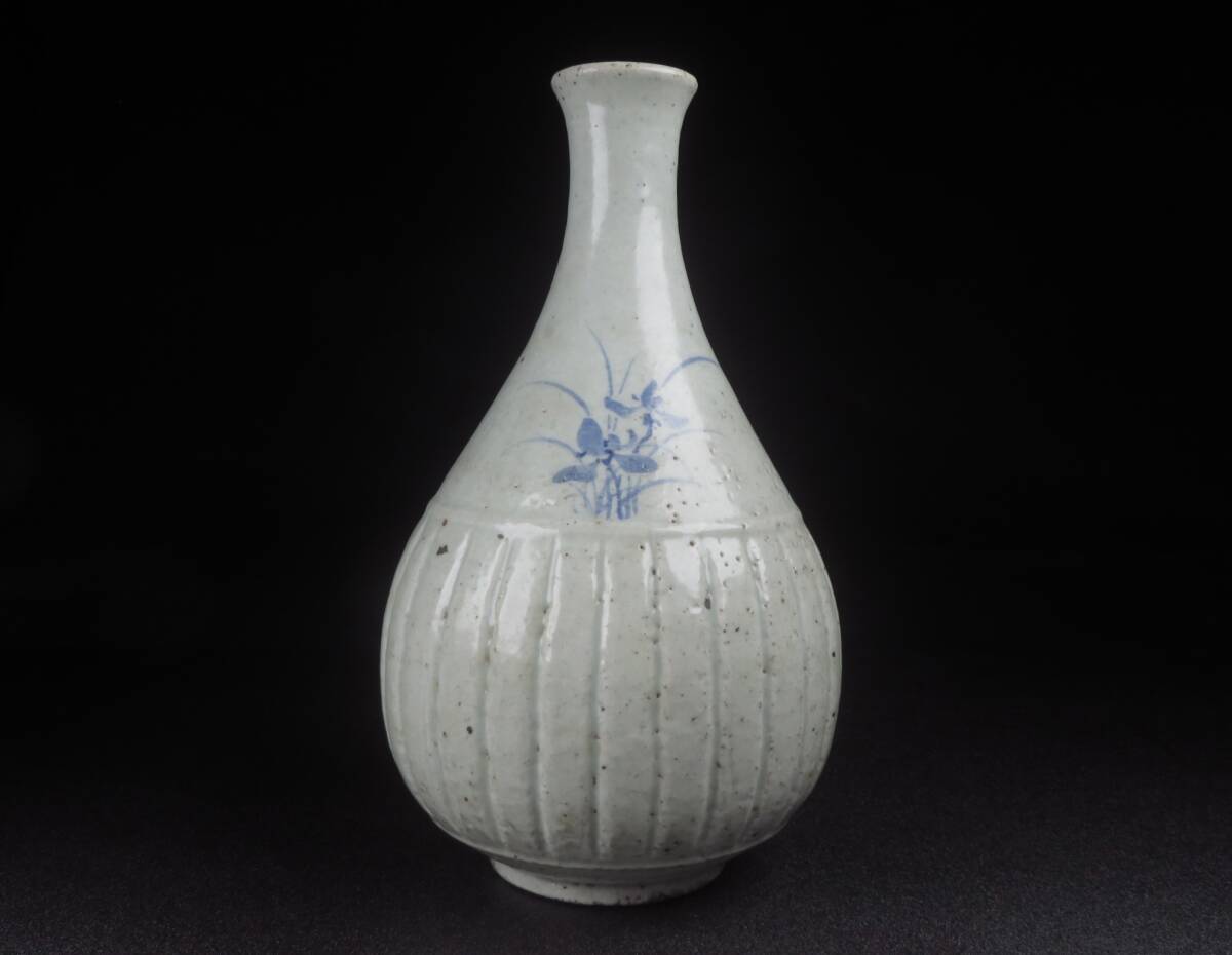 李朝‥白磁染め付け壺 朝鮮美術 陶磁器 | 李朝白磁染付花文丸壺 李朝後期 19世紀