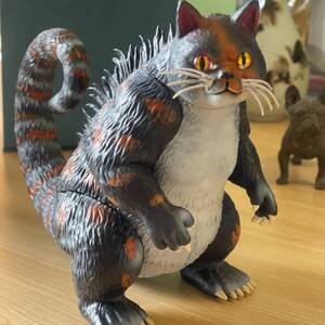 フィギュア 動物 怪獣のような猫 おもしろい 置物 14cm 化物 ネコ ねこ 怪物 アニマル プラスチック インテリア ミニチュア t9127
