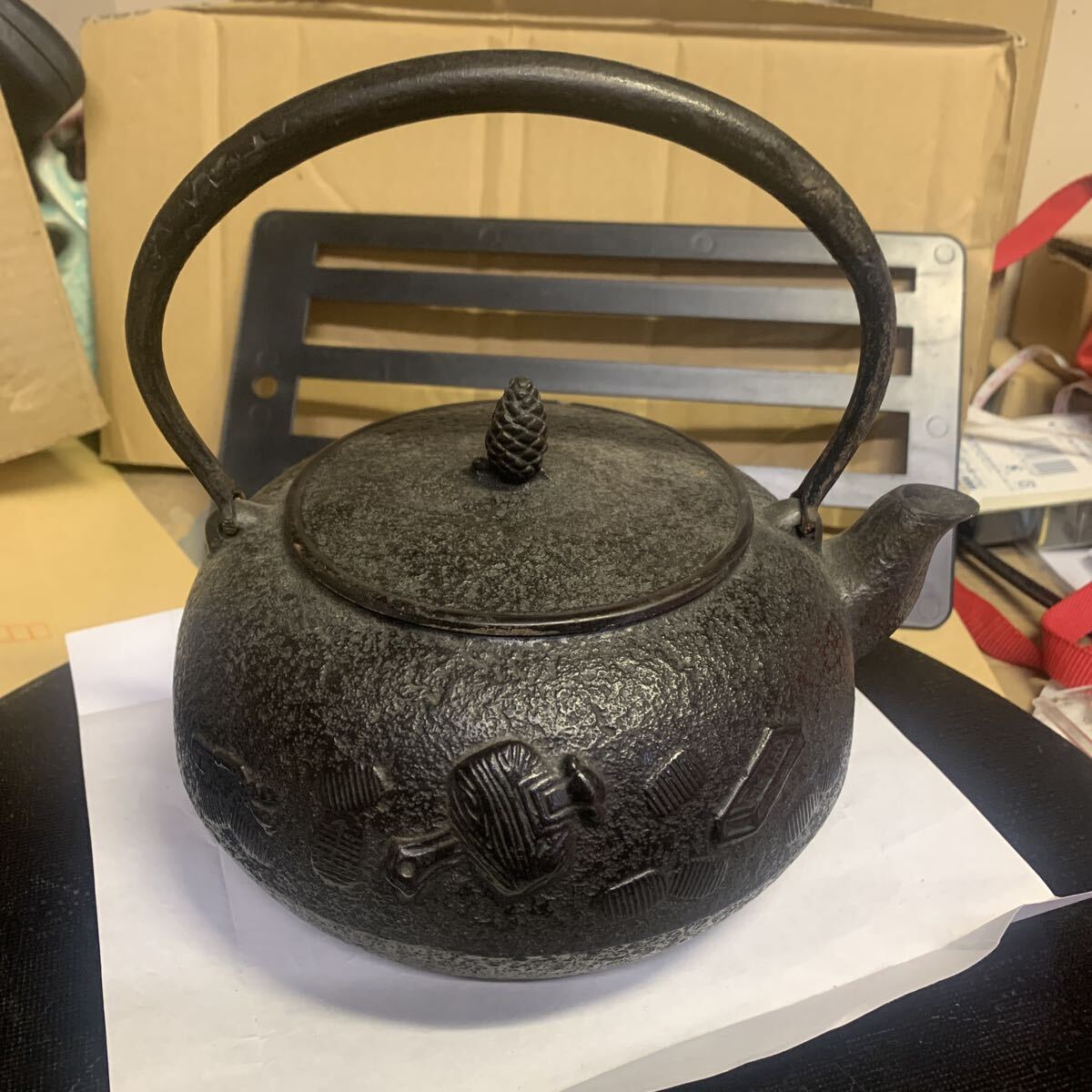 未使用、栞、タグ付 金澤鶴斎造 南部形２０型 姥口アラレ　南部鉄瓶　南部鉄器 未使用、栞、タグ付 金澤鶴斎造 南部形20型 姥口アラレ