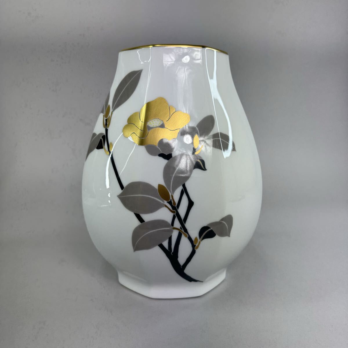☆美品》大倉陶園 呉須金蝕雲鶴鯉紋 花瓶 ☆美品》大倉陶園 呉須金蝕雲鶴鯉紋 花瓶 2025