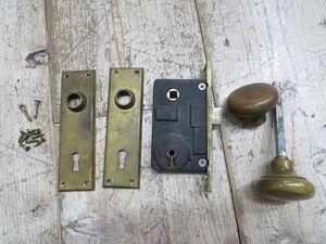 【USED/鍵なし】 築百年の洋館のドアに取り付けられていた 真鍮製 ドアノブ セット 検索用⇒ 昭和レトロ/真鍮箱錠/アンティーク/F1012
