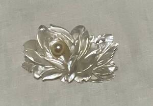 花とら ペニーノ社フラワーブローチ ヴィンテージ白貝 パール 和装小物   迫力があるの大きさ          (同梱 -300円)